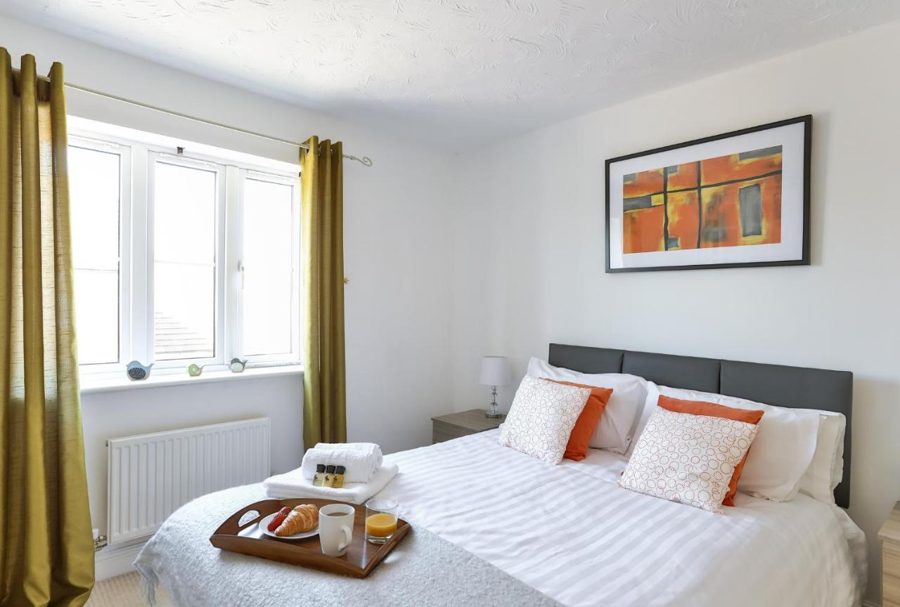 Kvm - Highclere House For Large Groups With Parking By Kvm Stays Hampton Dış mekan fotoğraf