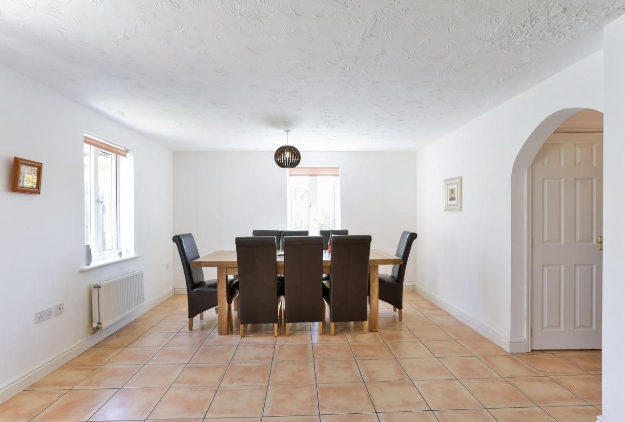 Kvm - Highclere House For Large Groups With Parking By Kvm Stays Hampton Dış mekan fotoğraf