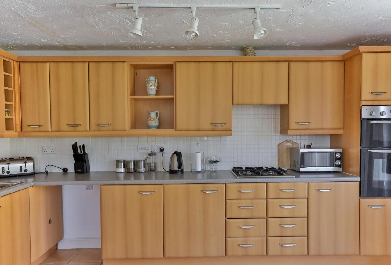 Kvm - Highclere House For Large Groups With Parking By Kvm Stays Hampton Dış mekan fotoğraf